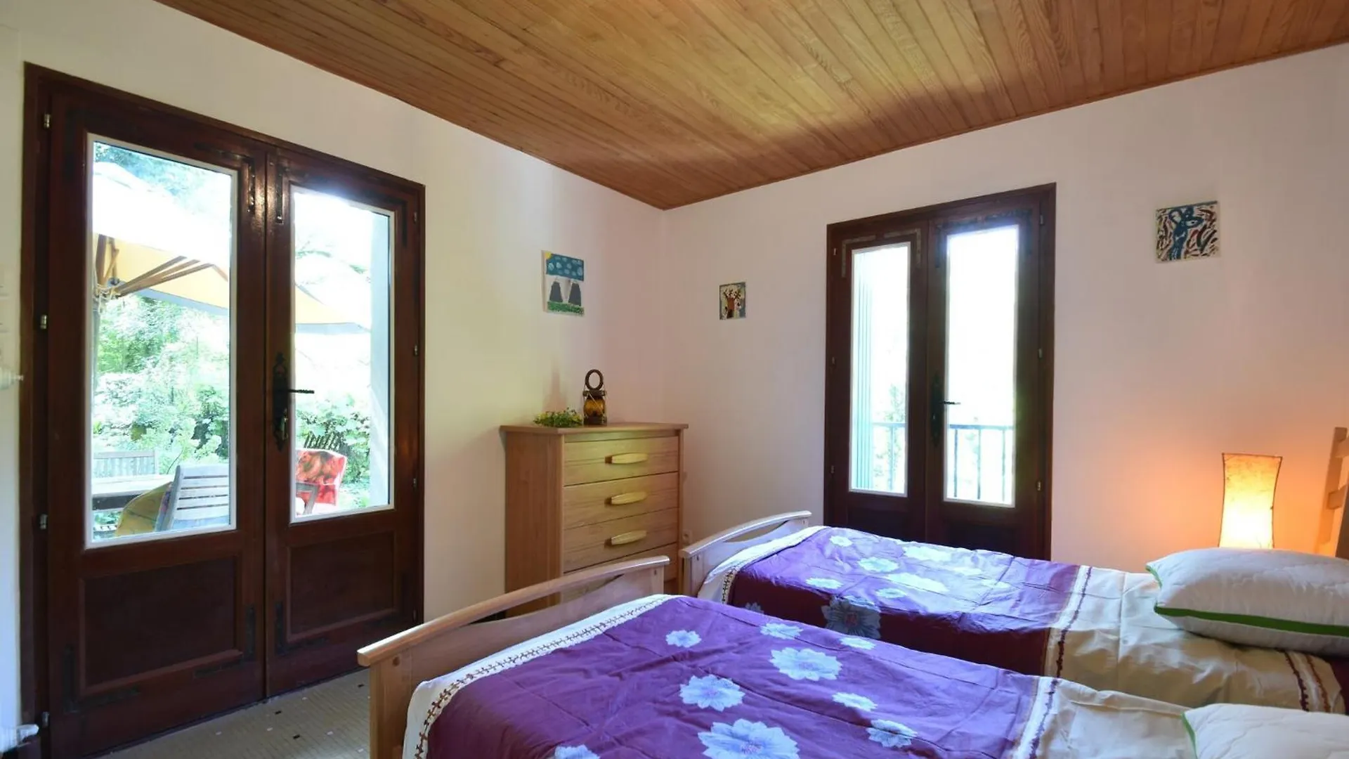 Superb Holiday Home With Private Garden, Cleaning Included Yvias Francia
