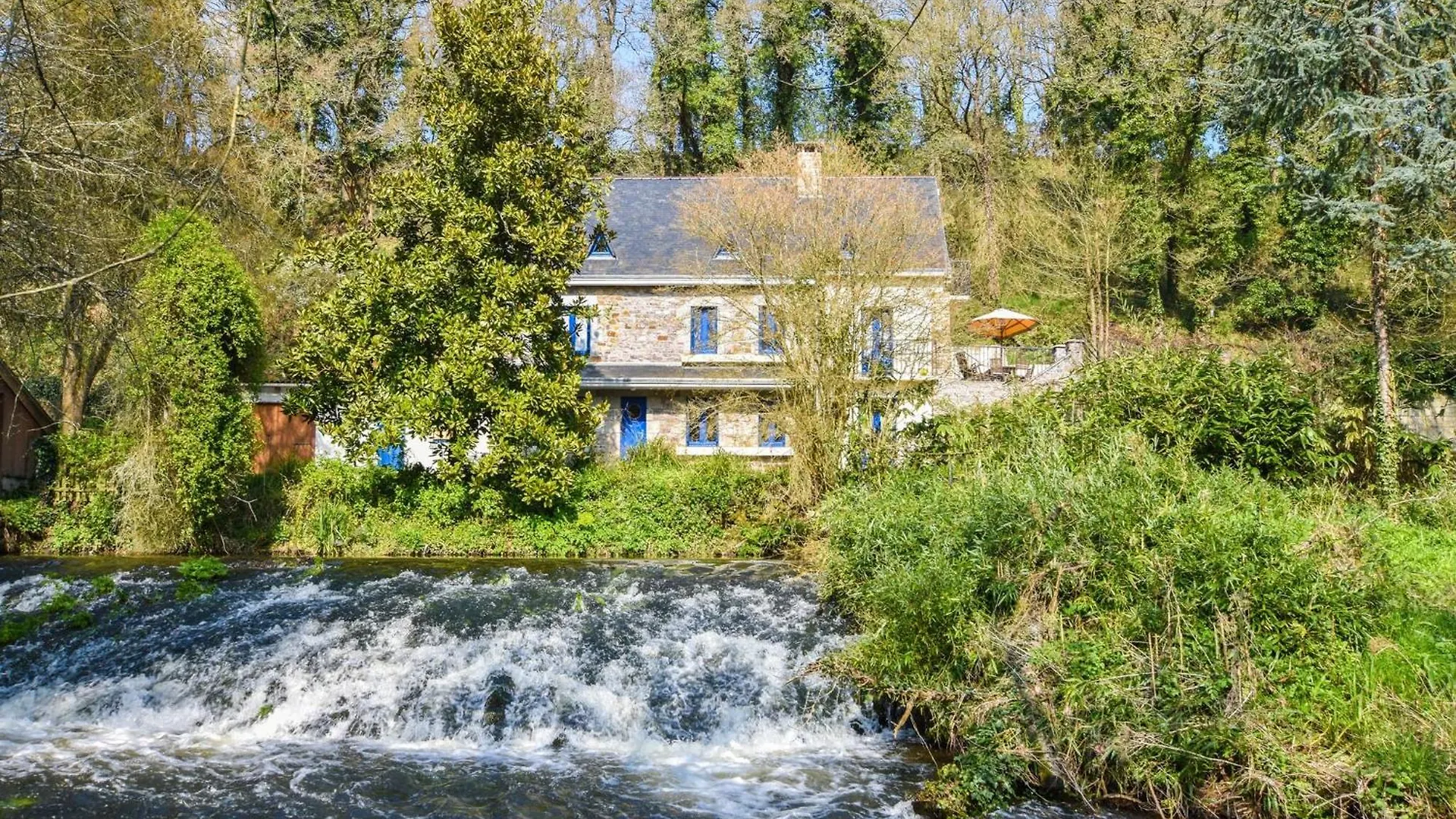 Superb Holiday Home With Private Garden, Cleaning Included Yvias 0*,  Francia