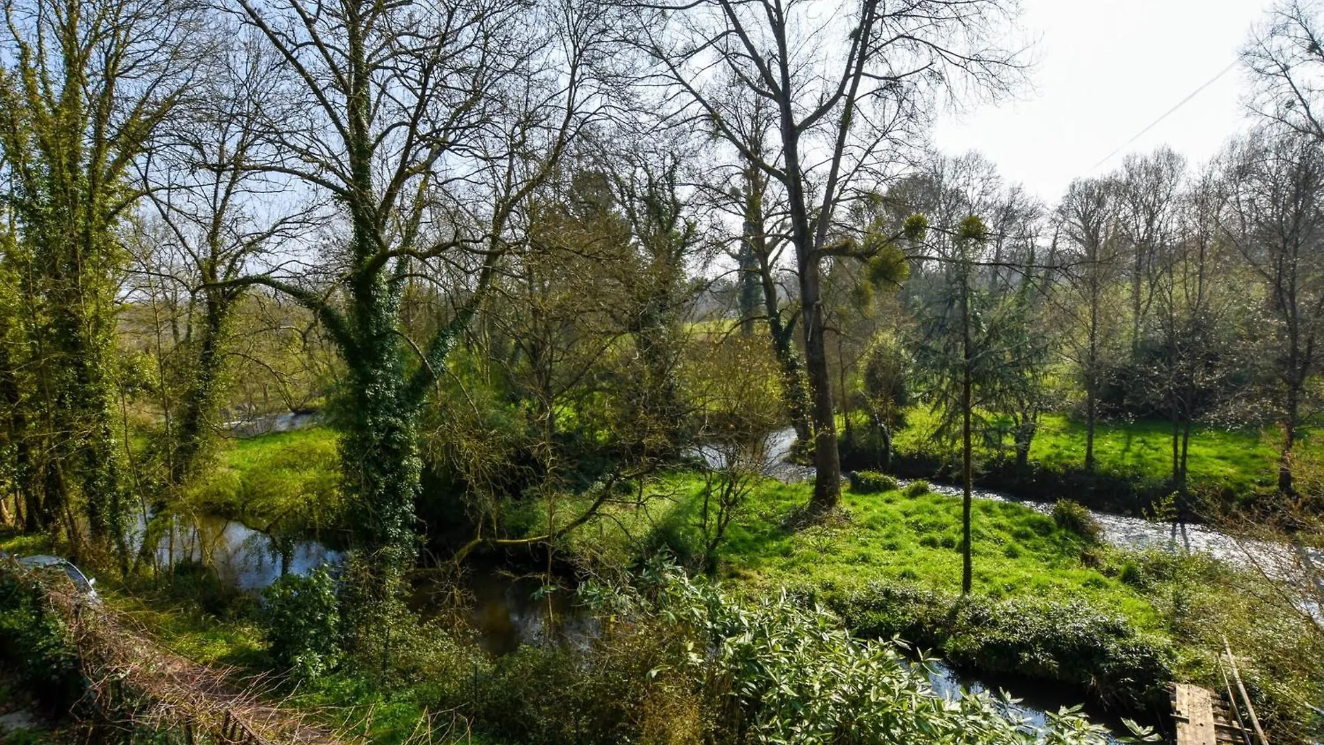 Superb Holiday Home With Private Garden, Cleaning Included Yvias Francia